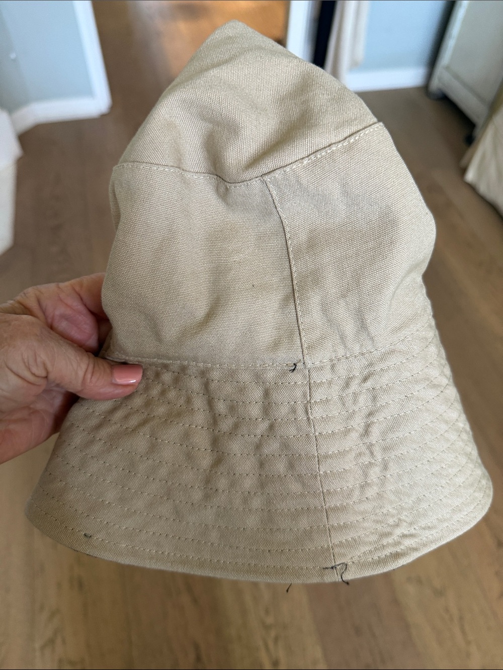 Reversible Wide-Brim Sun Hat in Black and Beige - Picture 5 of 5